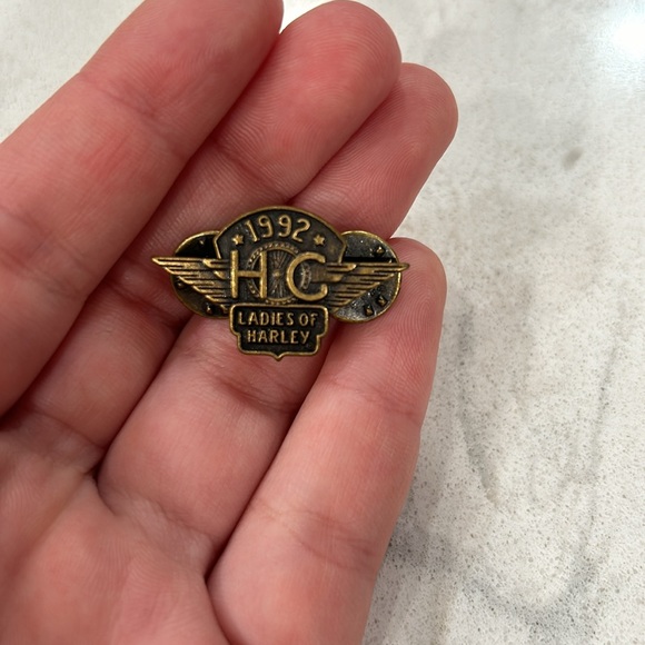 🎄 1992 Hog Ladies of Harley Collectible Brass Tone Pin - Picture 3 of 4